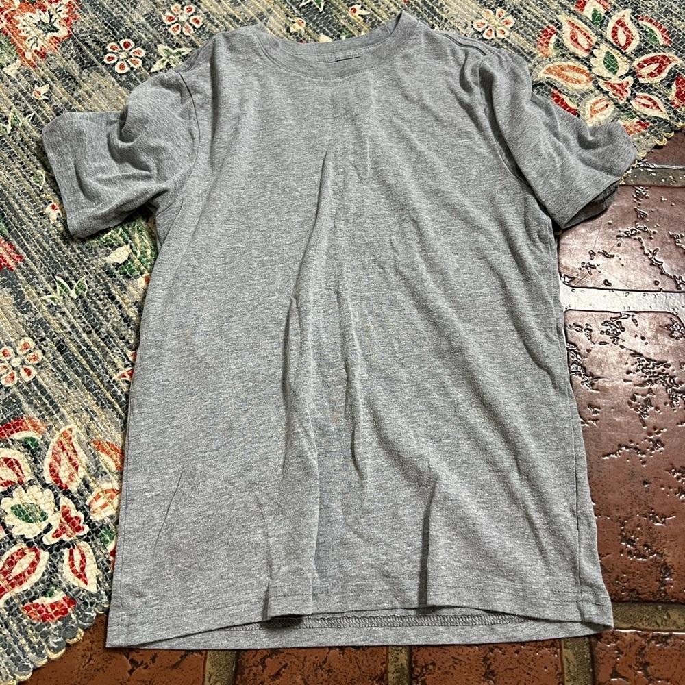 Wonder Nation gray tee